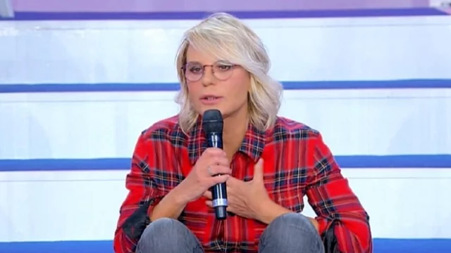 Uomini e donne, Maria De Filippi offre lavoro a una corteggiatrice