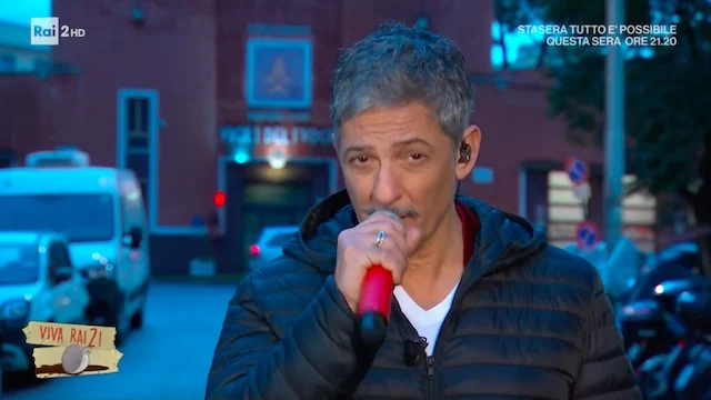 Fiorello canta 'Se telefonando' per ricordare Maurizio Costanzo