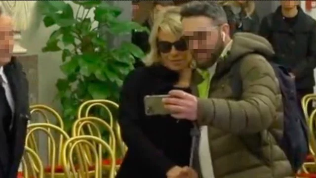 Maria De Filippi, Sabrina Ferilli commenta chi le ha chiesto il selfie