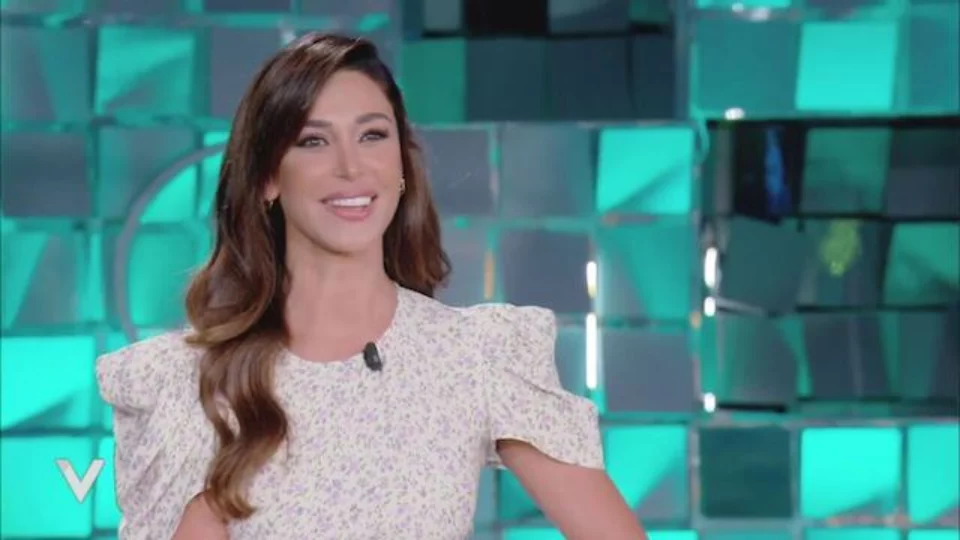 Belen Rodriguez lancia la nuova linea di vestiti, ma scatena critiche