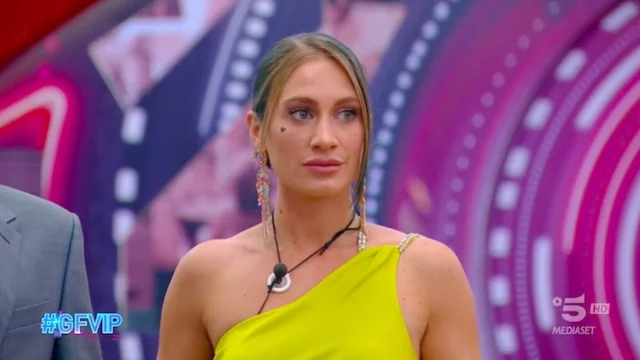 Nikita Pelizon è in finale: la reazione glaciale dei vipponi