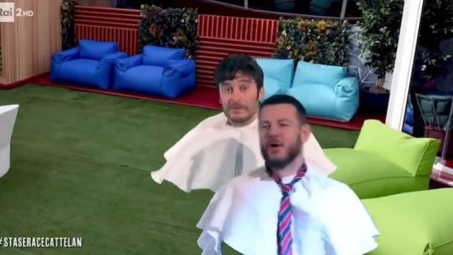 Alessandro Cattelan e Lino Guanciale nella casa del GF Vip: il divertente sketch