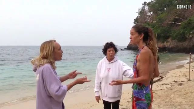 Isola dei Famosi, Fiore viene travolta da un tronco e accusa Helena