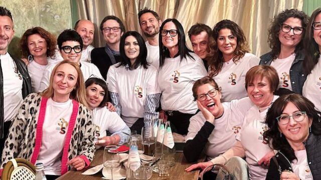 Laura Pausini, la reunion con gli ex compagni di liceo dopo 30 anni