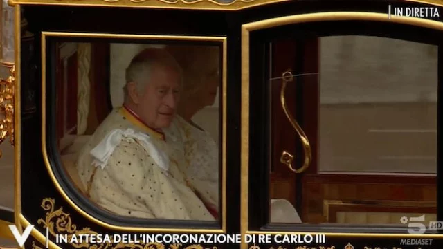 Re Carlo, il significato dell'abito indossato durante l'incoronazione