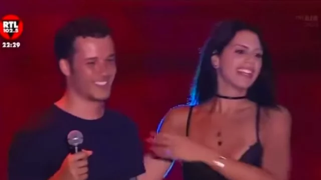 Edoardo Donnamaria canta sul palco e Antonella lo sorprende