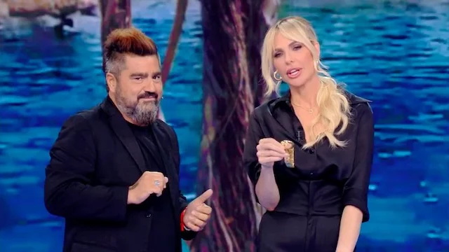 Ilary Blasi ironizza sui Rolex di Totti a L'Isola dei Famosi