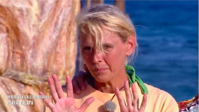 Isola - Alessandra è una finalista, ma i naufraghi non lo sanno