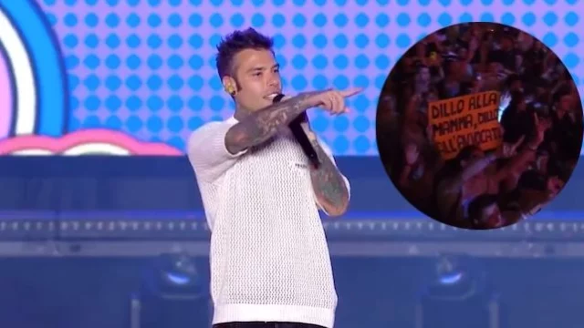 Fedez legge il cartello “Dillo alla mamma, dillo all’avvocato