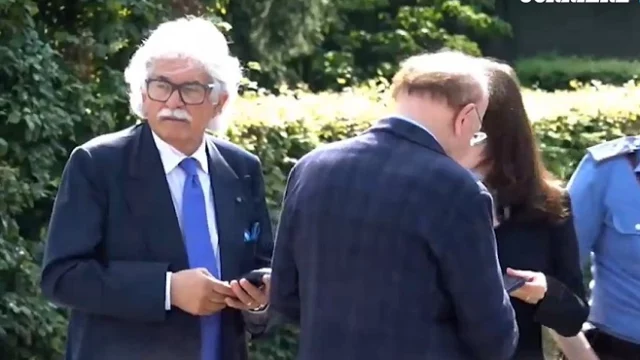 Massimo Boldi e Antonio Razzi fermati camera ardente Berlusconi