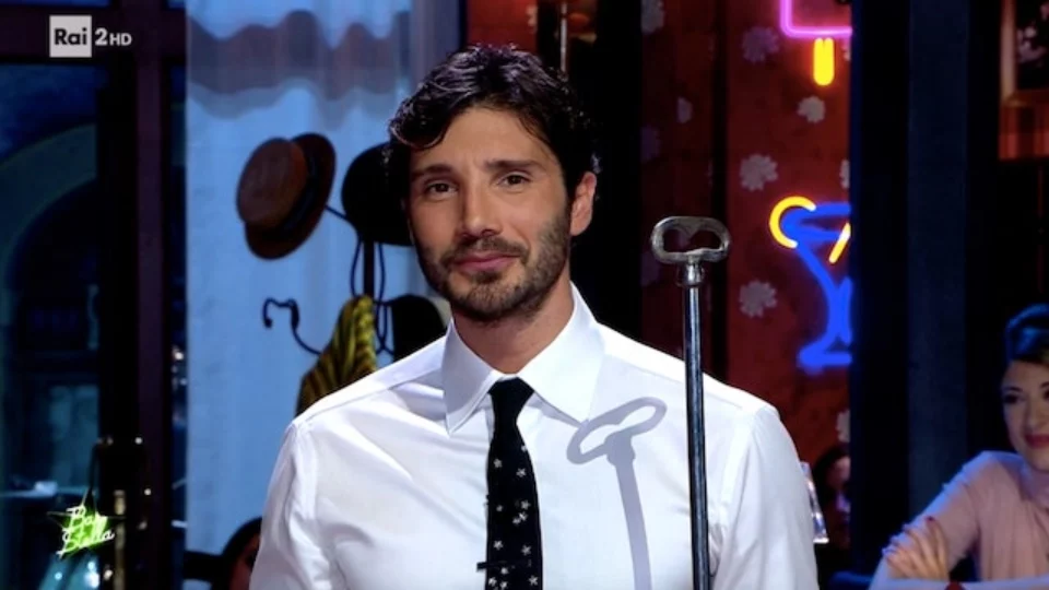 Stefano De Martino alla conduzione di uno show e di Bar Stella