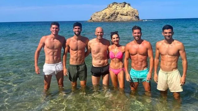 Zinedine Zidane, la foto con i figli al mare infiamma il web