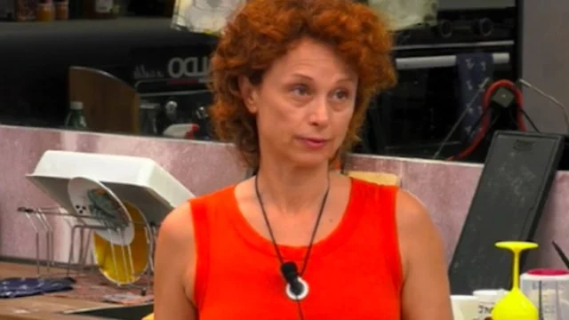 Beatrice Luzzi, monologo contro gli inquilini: la regia stacca