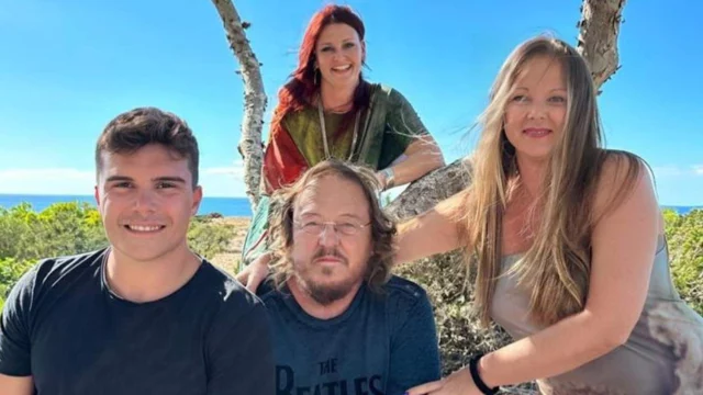 Zucchero compie 68 anni: la foto insieme ai tre figli