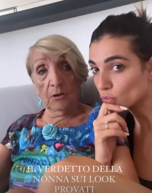 L'opinionista social in poca con la nonna