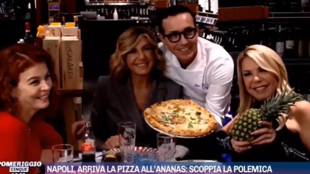 Myrta Merlino e Anna Pettinelli provano la pizza con l'ananas