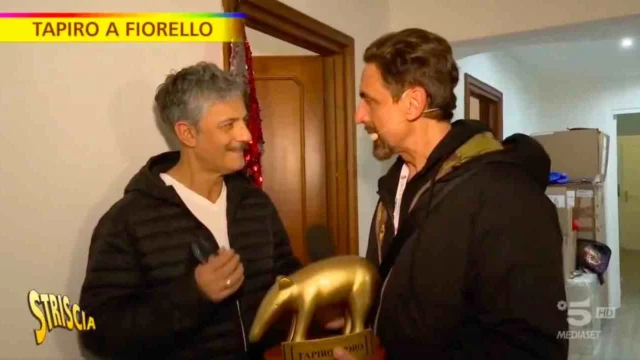 Fiorello riceve il Tapiro d'Oro da Striscia dopo il caso John Travolta