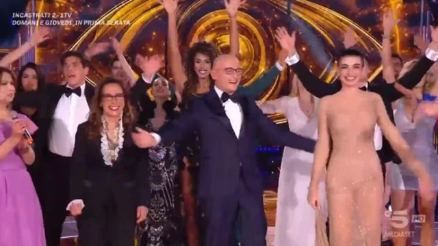 Grande Fratello, la finale inizia con una sigla e una coreografia