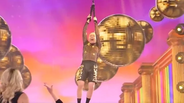 Zerbi si fa sollevare in aria con una palla da discoteca (VIDEO)