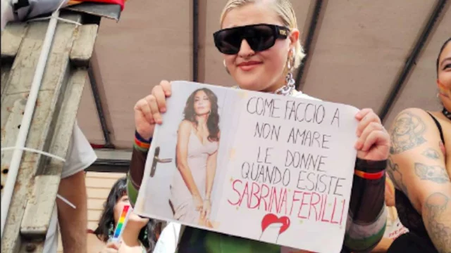 BigMama madrina del Palermo Pride con un cartello per Sabrina Ferilli: 