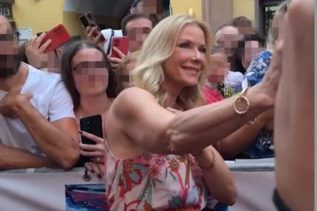 Katherine Kelly Lang insieme ai fan sul red carpet dell'Outdoor Film Festival