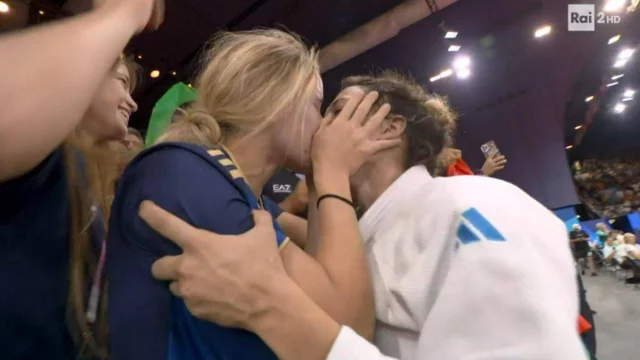 Alice Bellandi vince l'oro nel judo e corre a baciare la sua compagna in diretta (VIDEO)