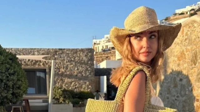 Chiara Ferragni in vacanza in Grecia: il costo del suo look da spiaggia