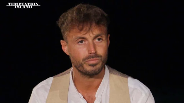 Temptation Island, Alex sorpreso a baciarsi con una tentatrice (e no non è Maika) - FOTO