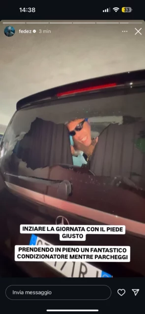 Piccolo imprevisto in auto per Fedez