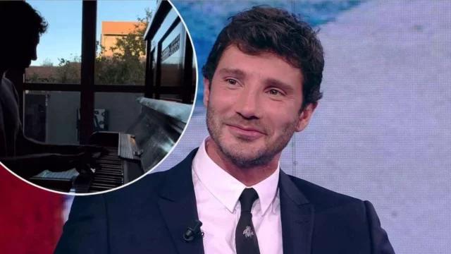 Stefano De Martino in una veste inedita mentre suona il piano