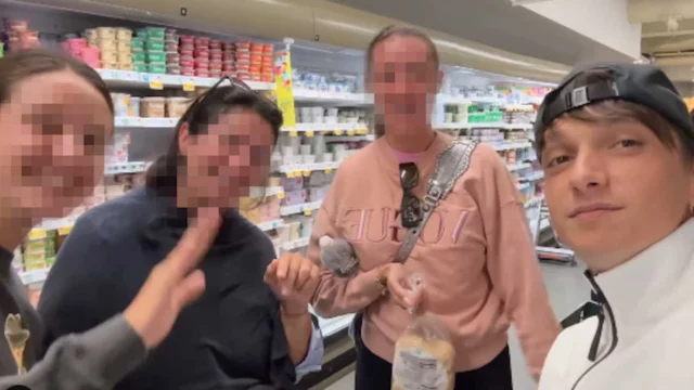 Ultimo si è trasferito a New York e anche qui incontra dei fan italiani…al supermercato (VIDEO)