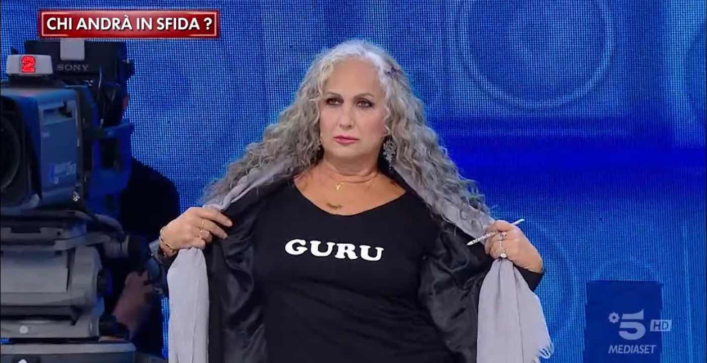 Amici 24, la Celentano arriva in studio con la maglia “Guru”