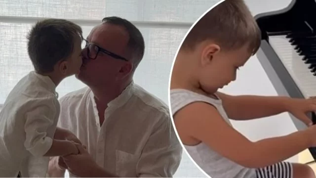 Gigi D’Alessio, il figlio Francesco suona il pianoforte (VIDEO)