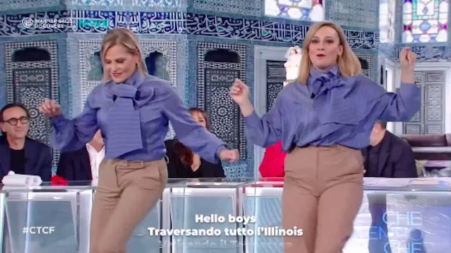 Simona Ventura ritrova la sua 'sosia' Francesca Manzini e insieme si scatenano ballando il Da-da-um-pa (VIDEO)