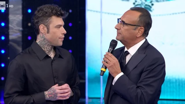 Fedez salta la foto di gruppo di Sanremo 2025 e ne fa una da solo