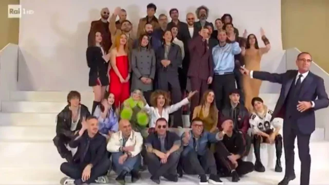 Sanremo 2025, il cast si ritrova nel backstage per le foto di rito