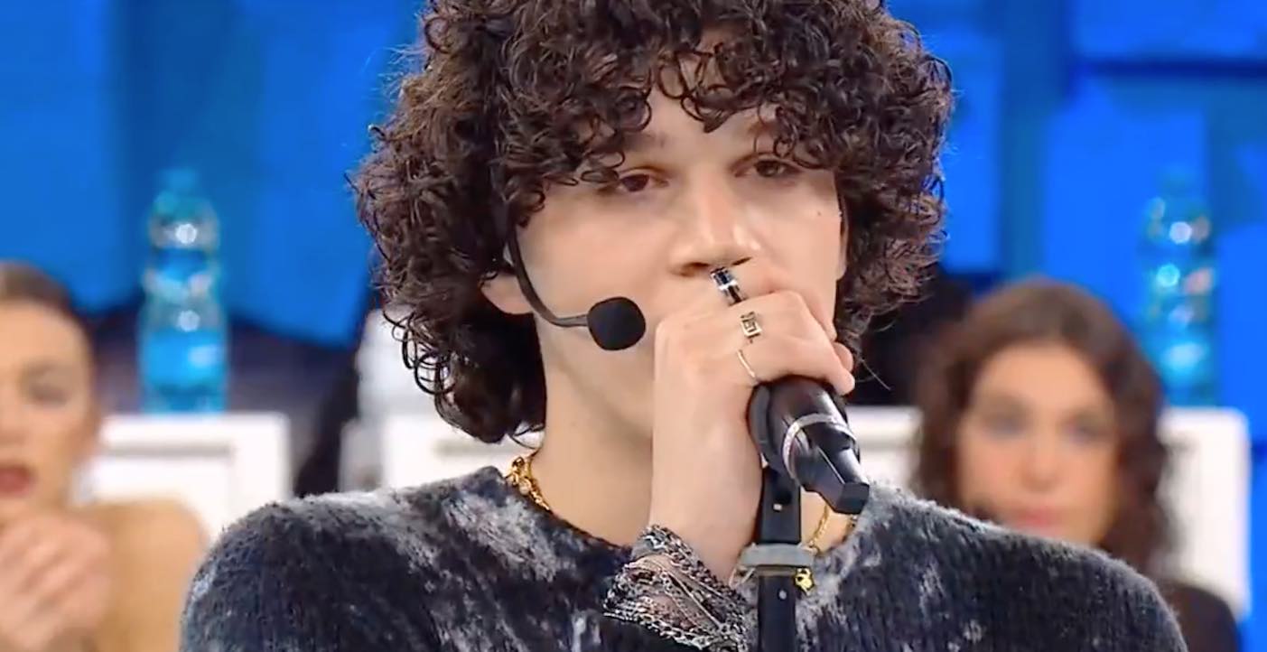 Amici 24, Nicolò presenta il nuovo singolo e conquista tutti