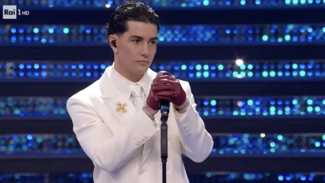 Tony Effe arriva sul palco di Sanremo 2025 senza tatuaggi