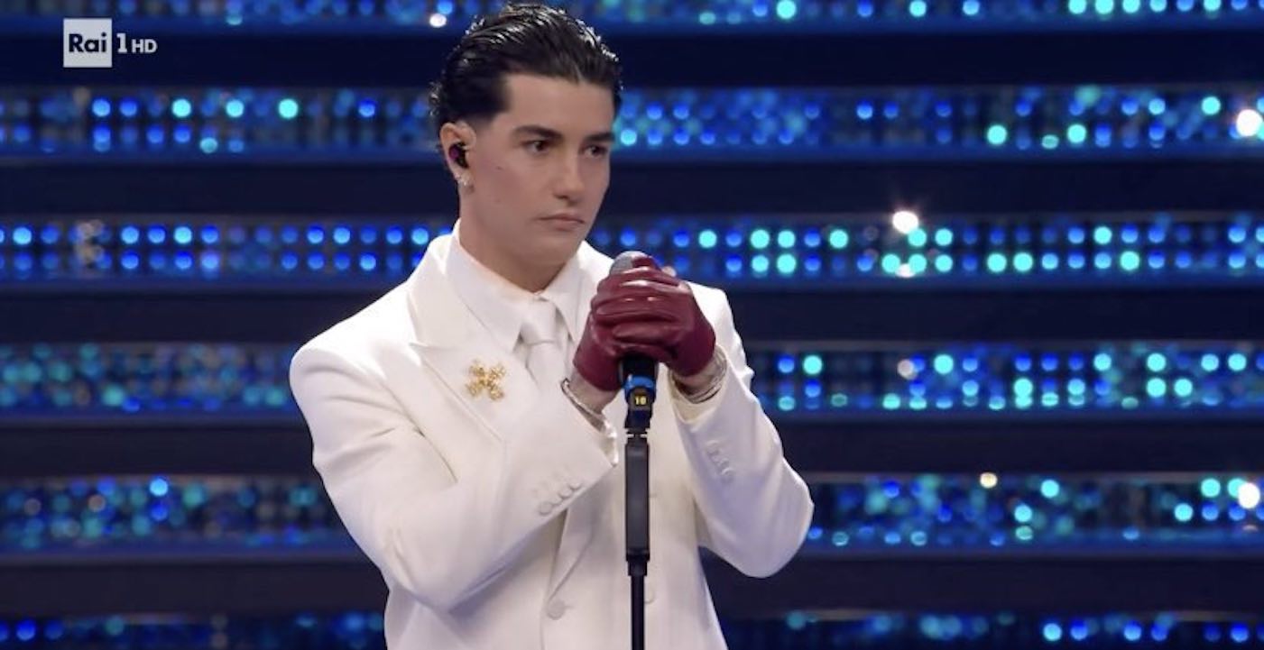 Tony Effe arriva sul palco di Sanremo 2025 senza tatuaggi