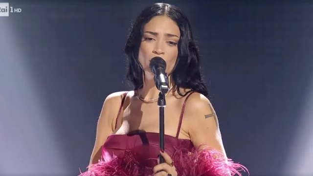 Elodie a Sanremo 2025 con un sex toy nella borsetta