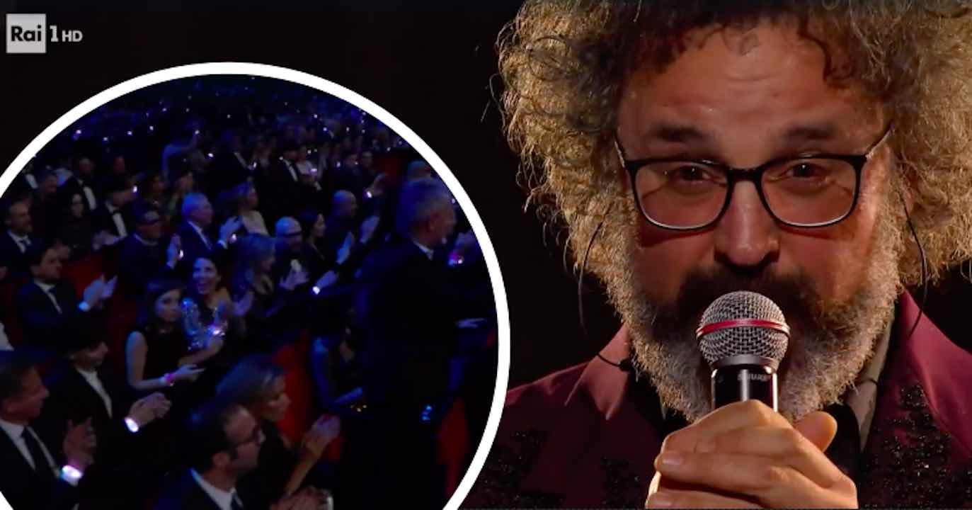 Simone Cristicchi commuove l’Ariston e si becca la prima standing ovation di Sanremo 2025