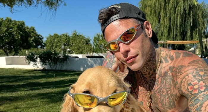 Fedez si fa un nuovo tatuaggio prima di Sanremo 2025: cosa significa la scritta in latino