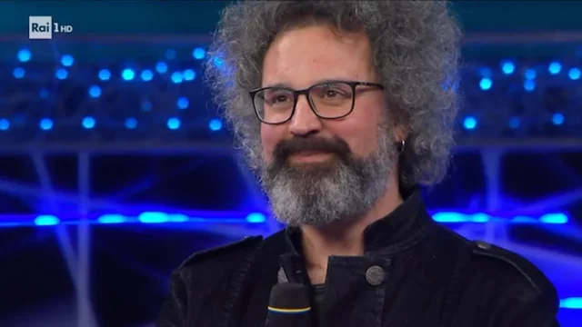 Simone Cristicchi devasta i giornalisti durante le prove generali di Sanremo 2025, lacrime e applausi per lui