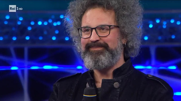 Simone Cristicchi devastante durante le prove generali di Sanremo 2025, lacrime e applausi per lui