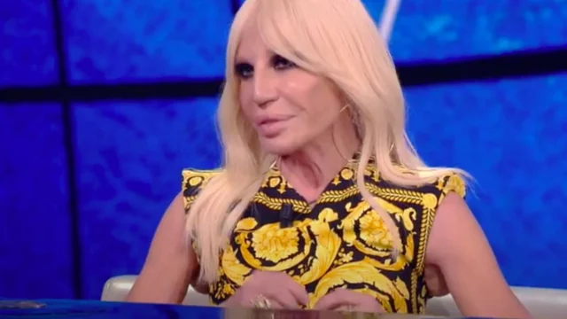 Donatella Versace lascia la direzione creativa: chi c'è al suo posto