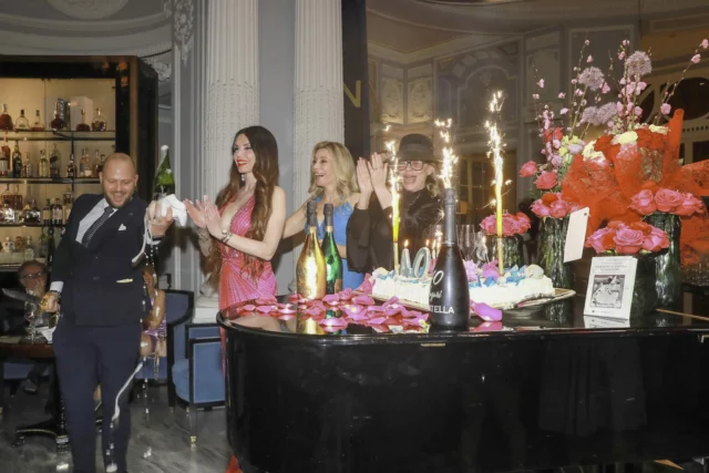 Donatella - momento torta con sciabolata champagne St Regis